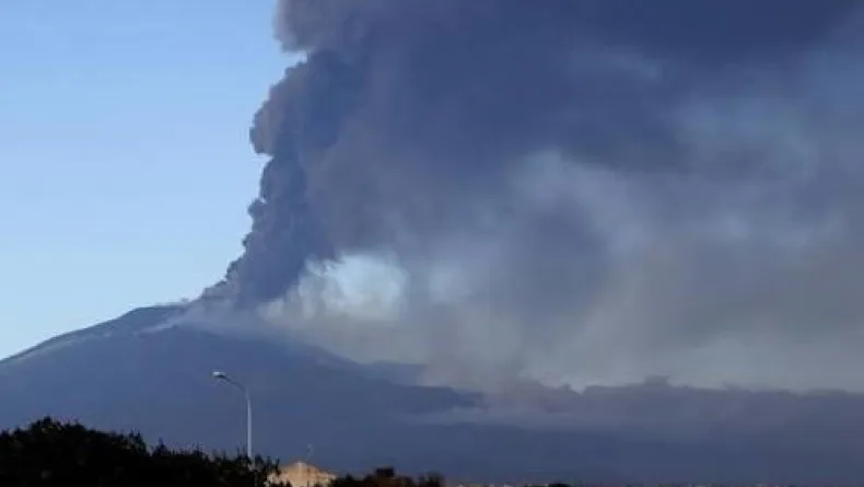 Etna Yanardağı'nın kül püskürtmesi nedeniyle Katanya Havalimanı uçuşlara kapatıldı