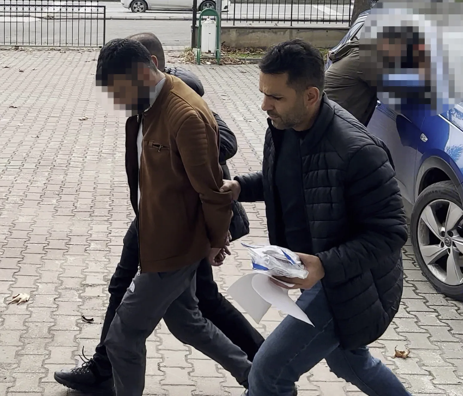 Evden para ve bina önündeki cipi çalan 3 şüpheli yakalandı