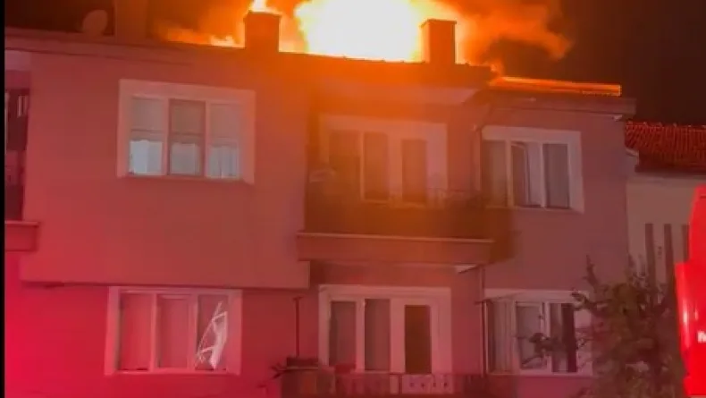 Evin çatısı alev alev yandı