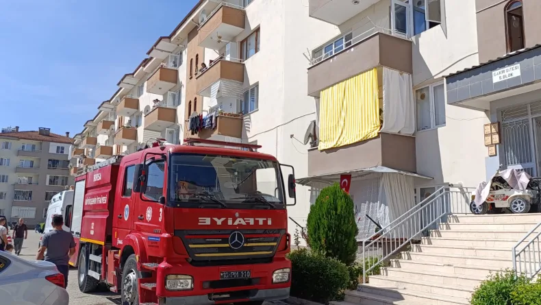 Evin mutfağında çıkan yangında 2’si çocuk 4 kişi dumandan etkilendi