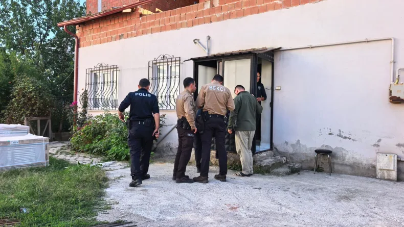 Evlerinin salonunda ölü halde bulundu