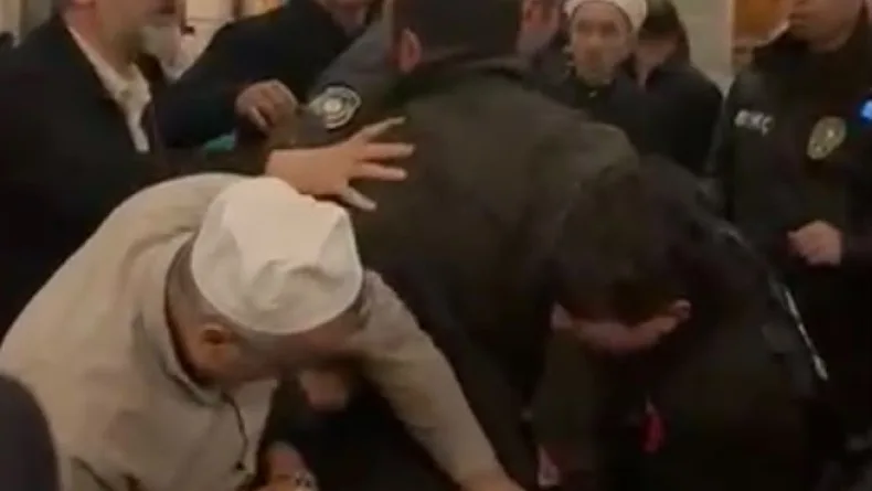 Eyüpsultan Camii’nde çıkan kavgada silahla havaya ateş açan şüpheli yakalandı