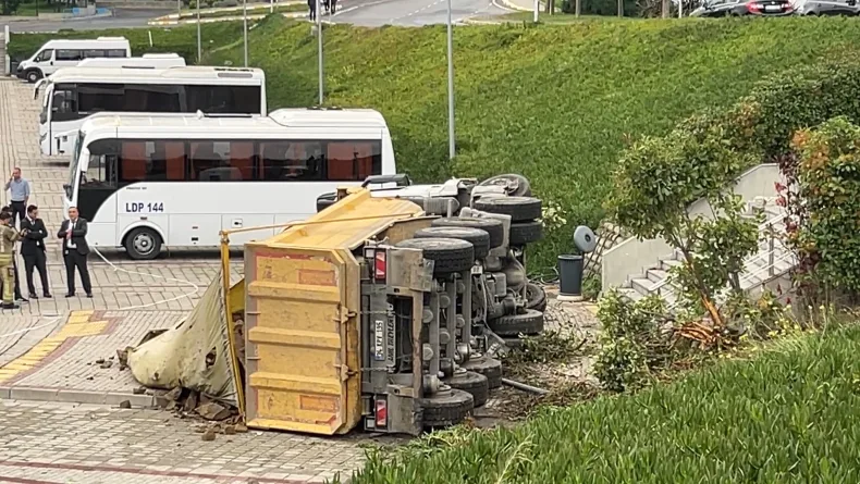 Eyüpsultan’da 2 araca çarpan hafriyat kamyonu İSKİ’nin bahçesine düştü: 2 yaralı -1