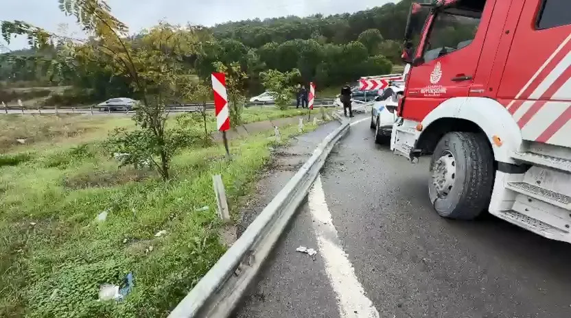 Eyüpsultan'da bariyerleri aşan otomobil devrildi: 3 yaralı