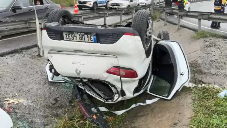 Eyüpsultan'da bariyerleri aşan otomobil devrildi: 3 yaralı