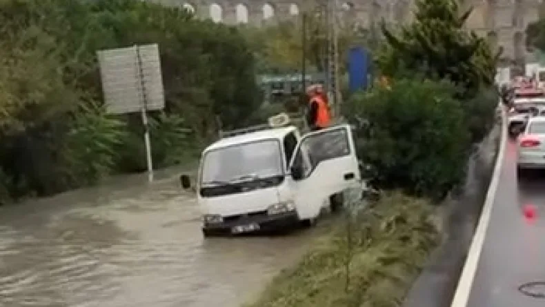 Eyüpsultan'da kamyonet yağış nedeniyle taşan rögara düştü
