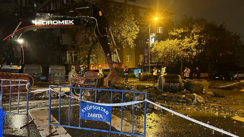 Eyüpsultan'da yağış sırasında yol çöktü