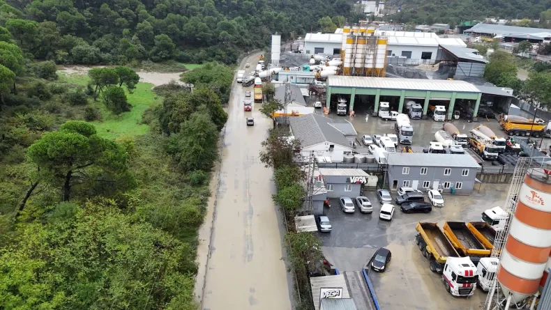 Eyüpsultan’da yağışın ardından göle dönen yol havadan görüntülendi