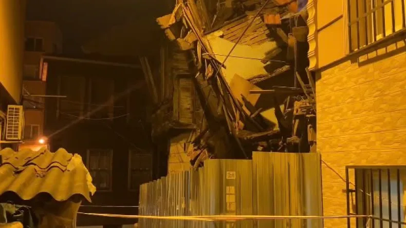 Fatih’te 2 katlı metruk binada kısmi çökme meydana geldi