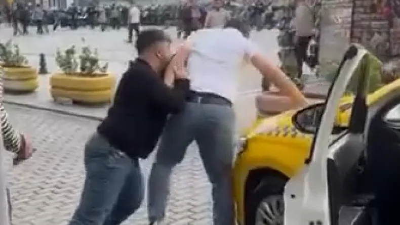 Fatih'te taksicilerin yumruklu 'yolcu alma' kavgası kamerada