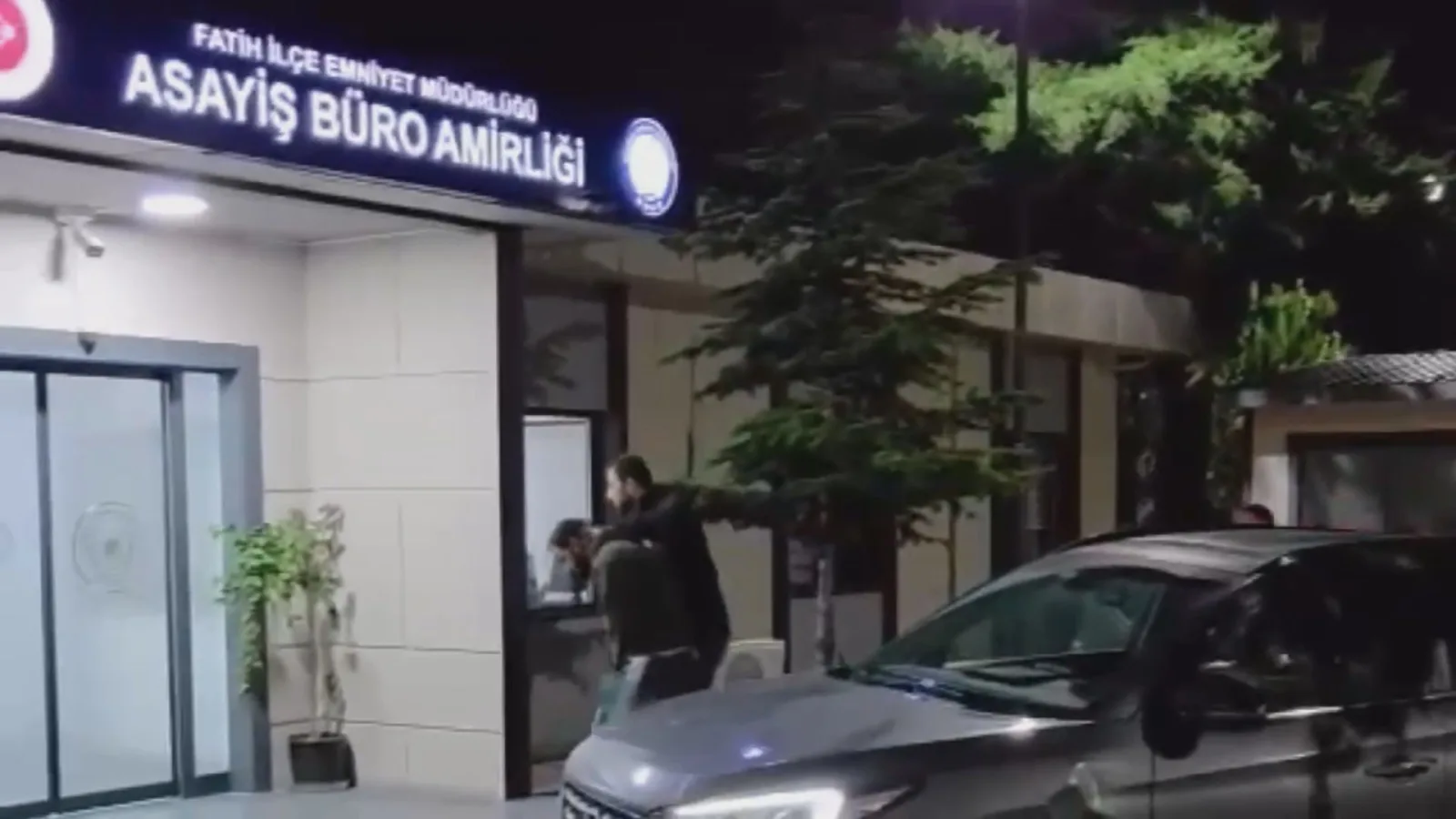 Fatih'te tartıştığı kişilere silahla ateş açan şüpheli tutuklandı; saldırı kamerada