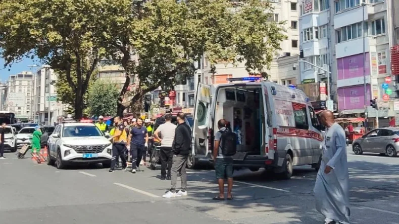 Fatih'te yolun karşısına geçerken 2 minibüsün çarptığı yaya öldü