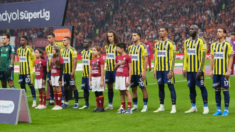 Fenerbahçe derbide mağlup olarak zirvenin 6 puan gerisinde kaldı