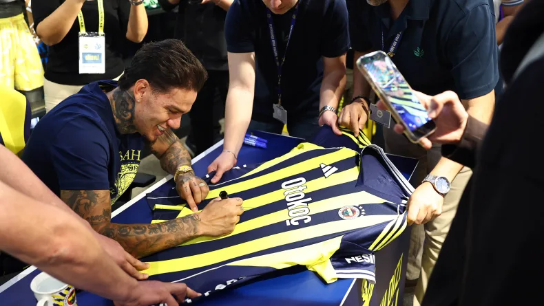 Fenerbahçeli Ederson, imza gününde taraftarlarla buluştu