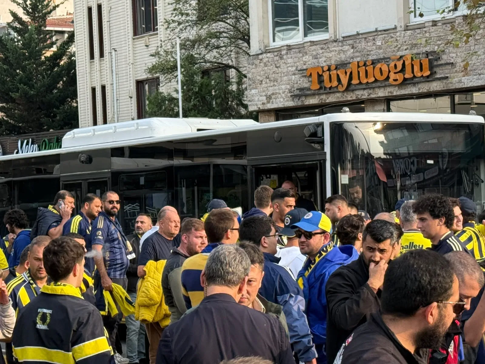 Fenerbahçeli taraftarlar, Rams Park’a gitmek için toplandı