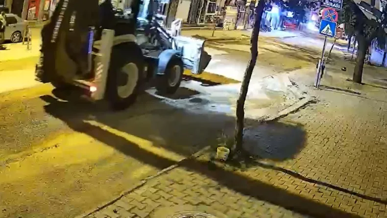 Firma kıyafeti giyip iş makinesiyle yer altındaki kabloları çalan 6 şüpheli tutuklandı / Ek fotoğraflar