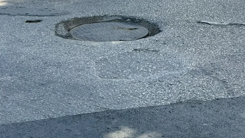 Firma kıyafeti giyip iş makinesiyle yer altındaki kabloları çalan 6 şüpheli tutuklandı