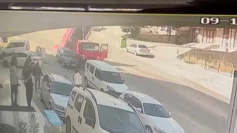 Freni boşalan kamyonet, park halindeki 3 araca çarptı (2)