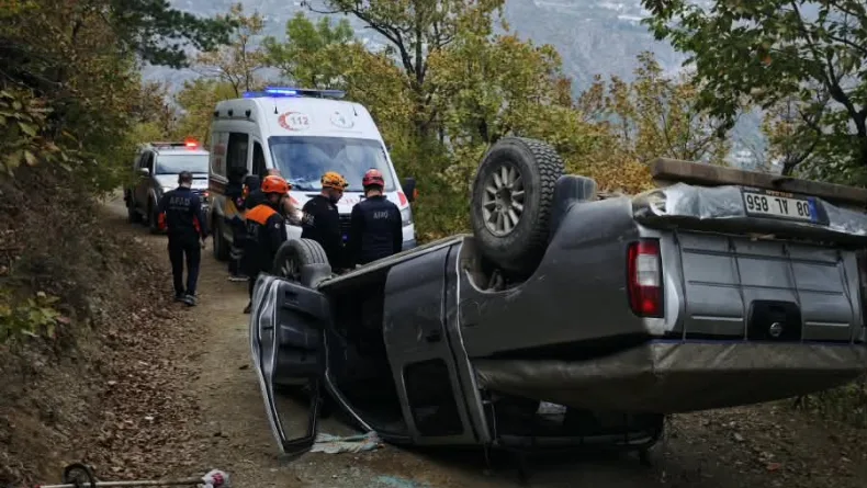 Freni tutmayan kamyonet takla attı; 2 yaralı