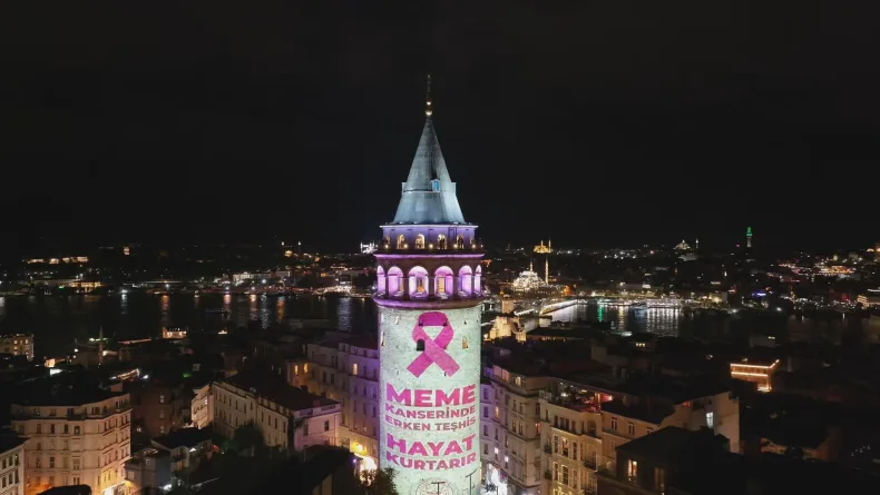 Galata Kulesi 'Meme Kanseri Farkındalık Ayı' kapsamında pembe ışıklarla aydınlatıldı