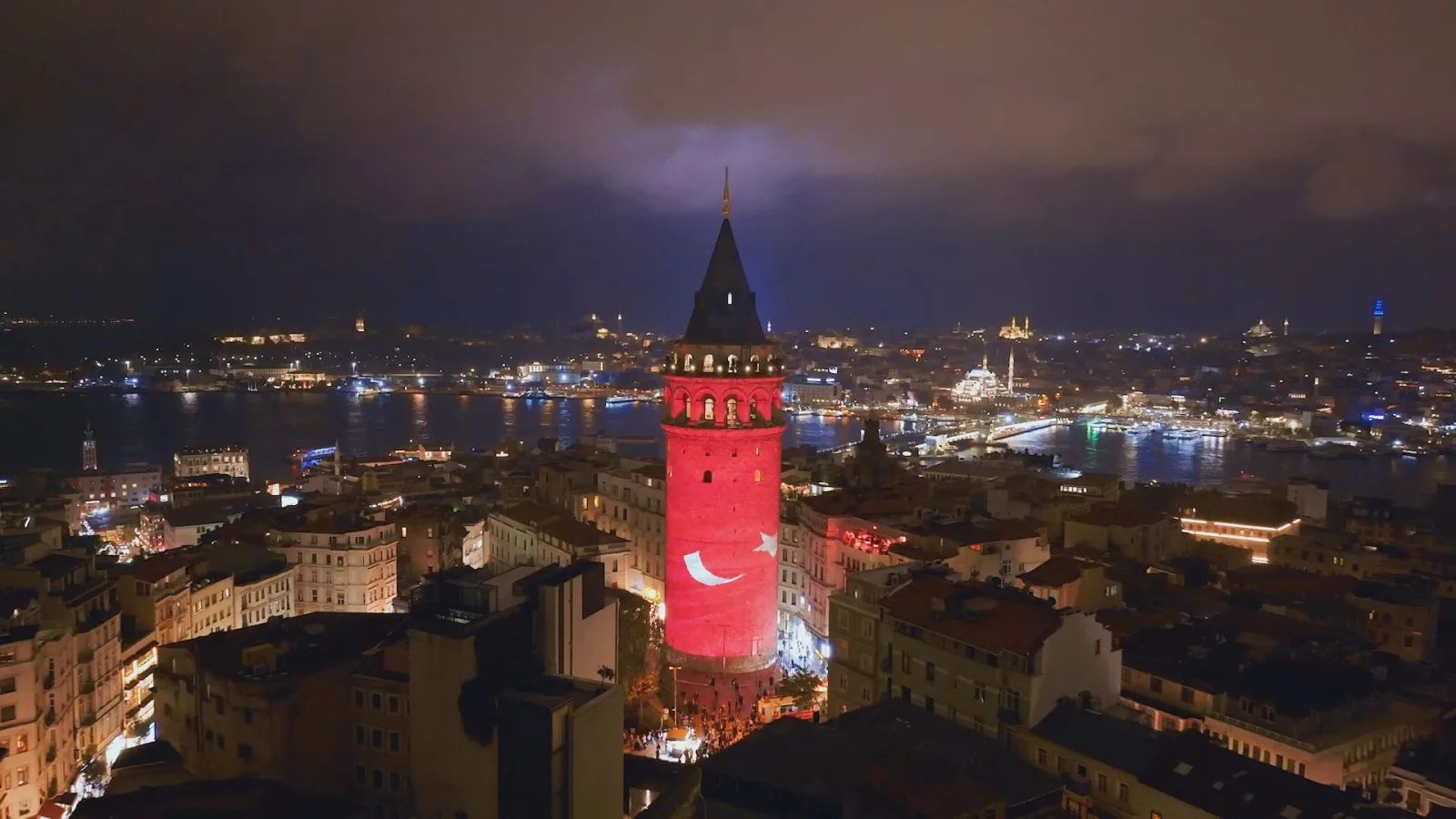 Galata Kulesi'nde 29 Ekim'e özel Atatürk gösterisi