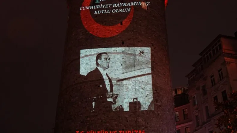 Galata Kulesi'nde 29 Ekim'e özel Atatürk gösterisi