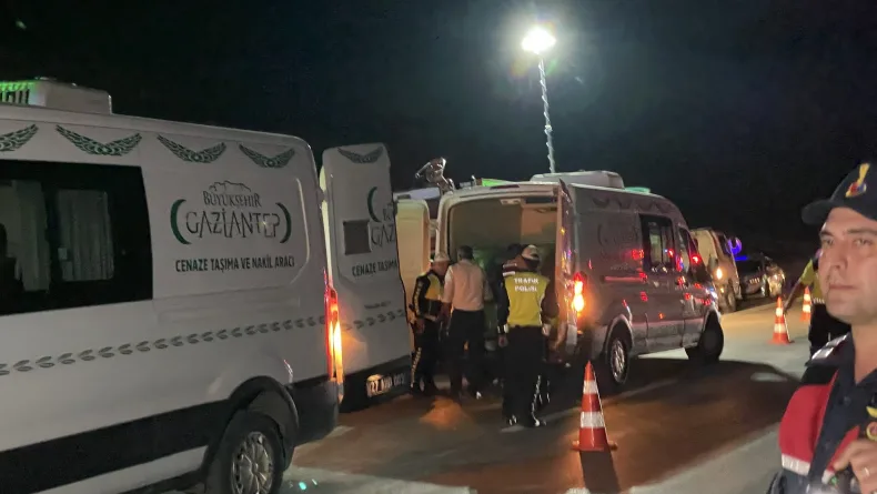 Gaziantep’te yolcu otobüsü ile otomobil çarpıştı; 7 ölü,16 yaralı (4)