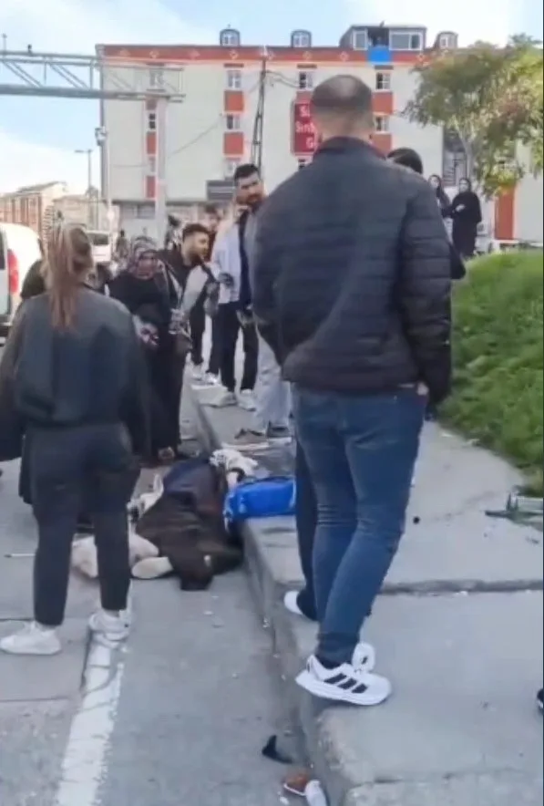 Gaziosmanpaşa’da çocuklarını kurtardı, minibüsün altında kalıp öldü