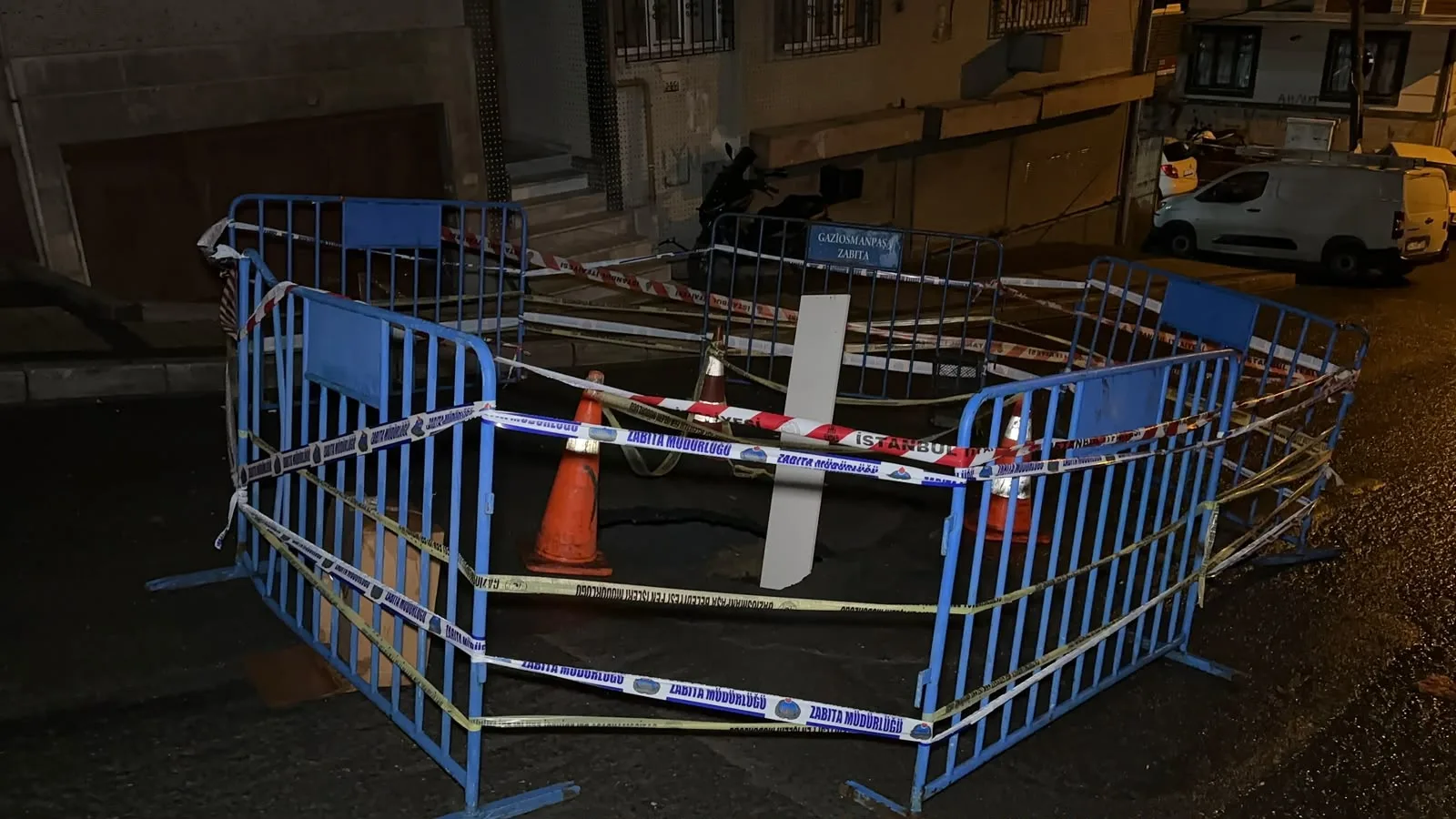Gaziosmanpaşa’da sağanak sonrası yolda kısmi çökme meydana geldi