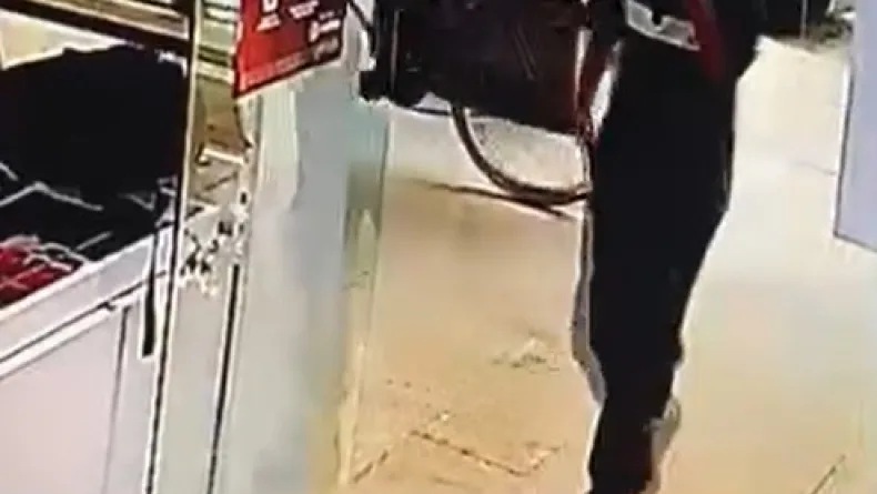 Gazoz içerek girdiği dükkanın vitrinindeki cep telefonunu çalıp kaçtı