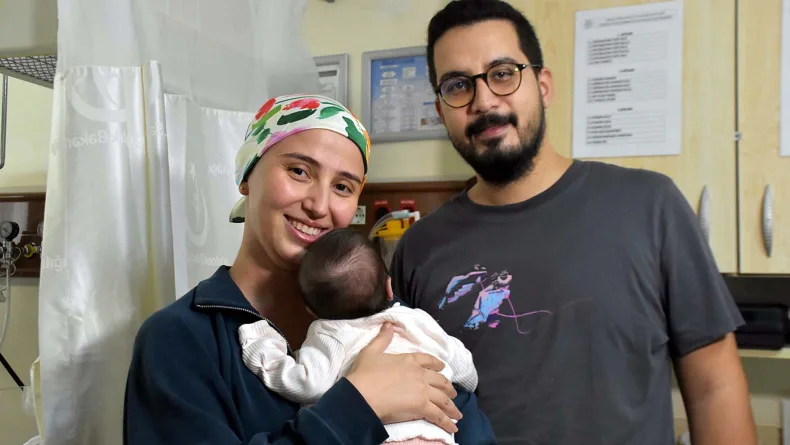 Gebeliğinin 35'inci haftasında kanser olduğunu öğrenen Gamze, bebeğiyle hayata tutundu