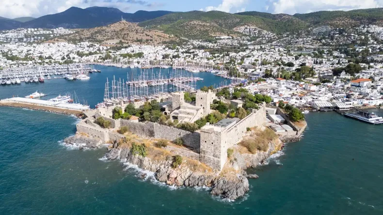 Gece ve gündüz farklı güzellikte olan Bodrum Kalesi, dronla görüntülendi