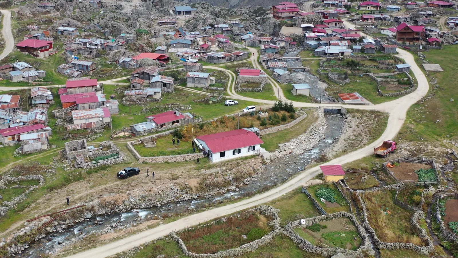Gelenek yine bozulmadı; kış öncesi minareyi yatırdılar