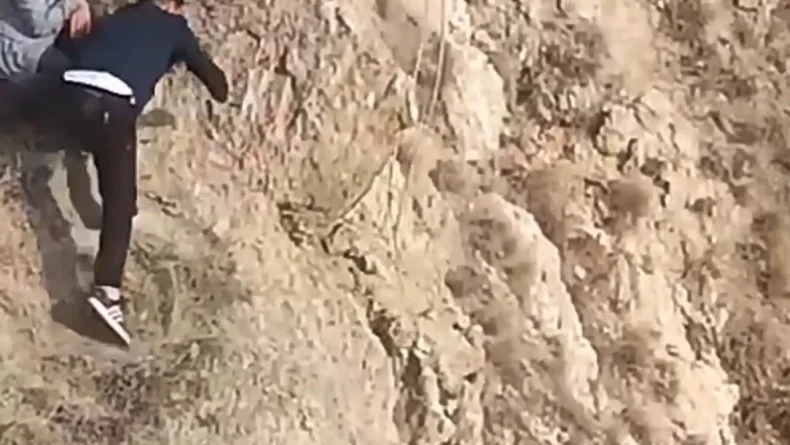 Gençler sarp kayalıklarda mahsur kalan koyunu kementle kurtardı