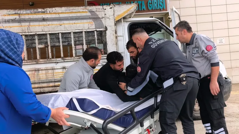 Geri dönüşüm malzemesi yüklediği kamyonetten düşüp yaralandı