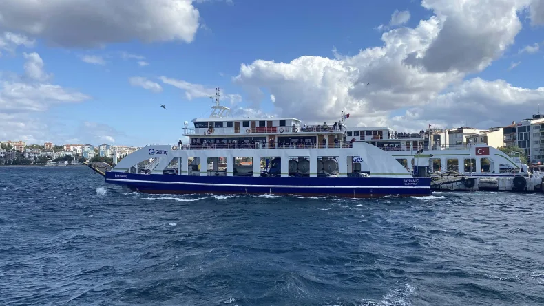 Gökçeada ve Bozcaada feribot seferlerine 'fırtına' engeli
