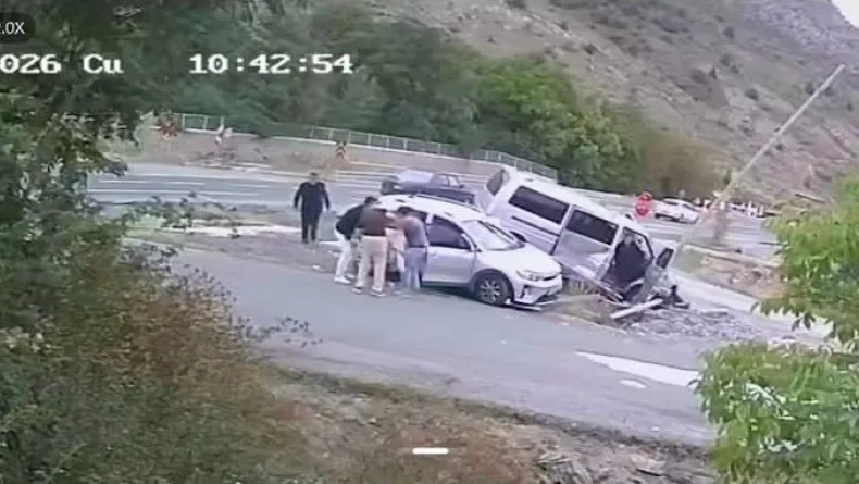 Gümüşhane'de minibüs ile otomobilin çarpıştığı kaza kamerada: 4 yaralı