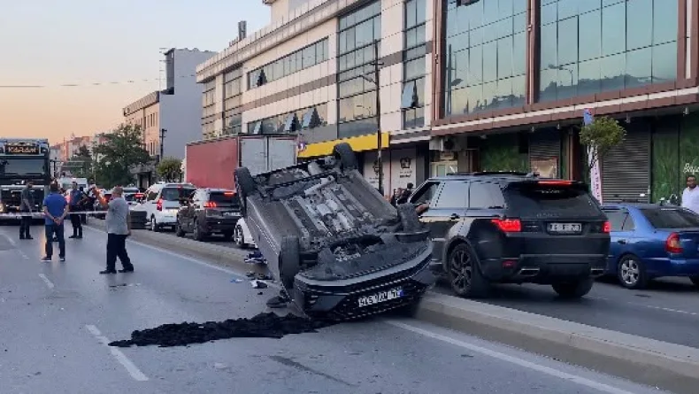 Güngören’de sürücüsünün direksiyon hakimiyetini kaybettiği otomobil takla attı; kaza kamerada