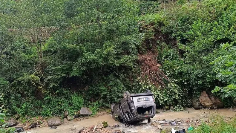 Hafif ticari araç dereye yuvarlandı; 3’ü ağır, 5 yaralı
