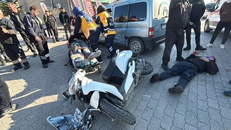 Hafif ticari araç ile motosiklet çarpıştı; 1'i ağır, 2 yaralı