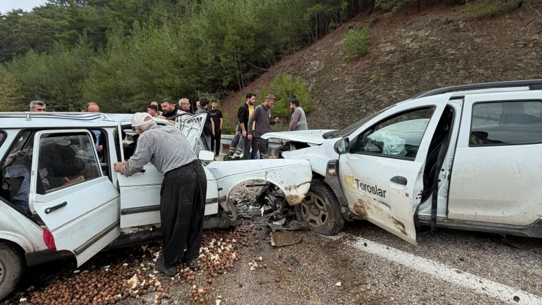 Hafif ticari araç ile otomobil çarpıştı: 1'i ağır, 3 yaralı