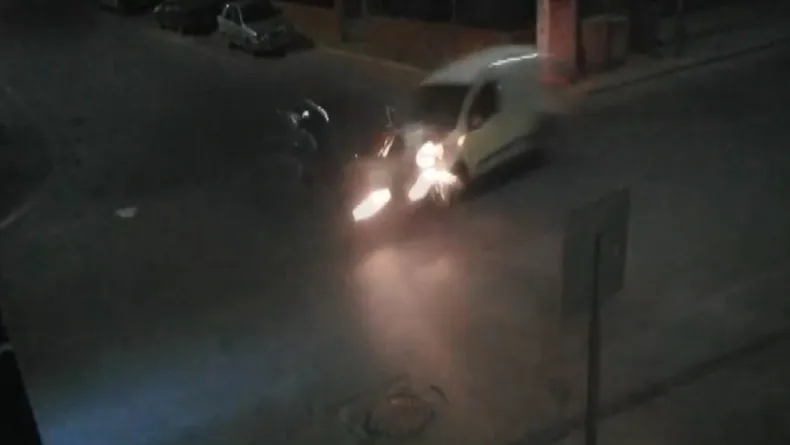 Hafif ticari araç ile otomobilin çarpışması kamerada; 2 yaralı