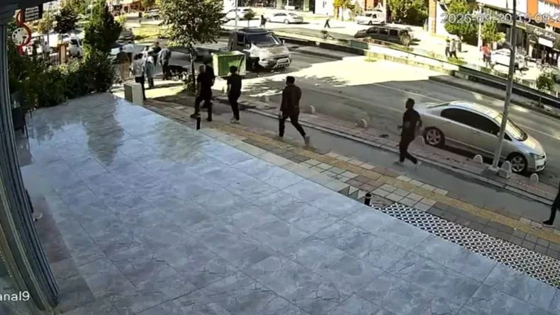 Hafif ticari araç, karşı şeride geçip kuryeye çarptı; kaza kamerada