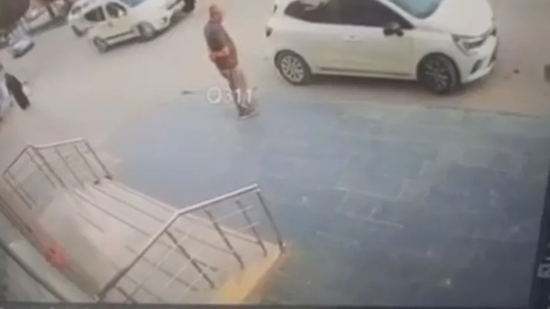 Hafif ticari aracın yayaya çarptığı kaza kamerada