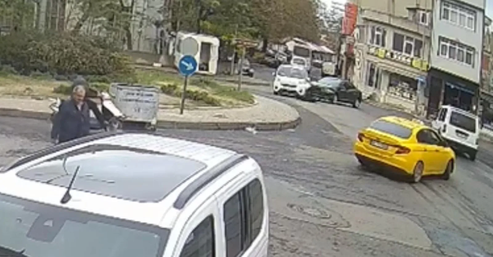 Hafif ticari araçla otomobil çarpıştı: 2 yaşındaki kız yaralandı