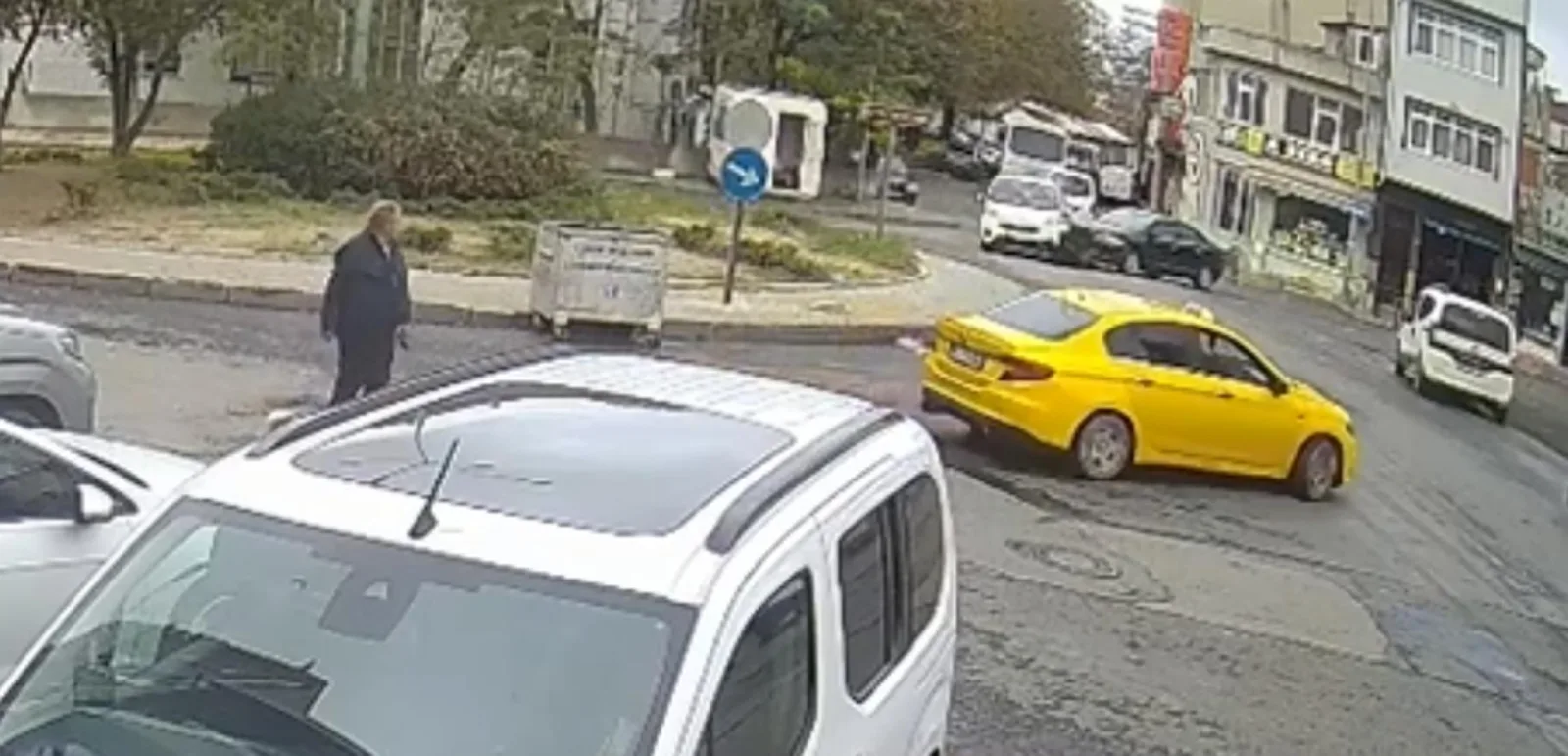 Hafif ticari araçla otomobil çarpıştı: 2 yaşındaki kız yaralandı