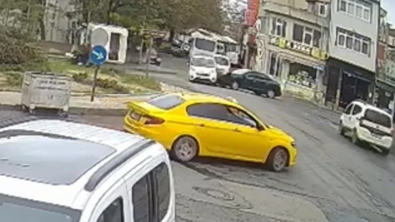 Hafif ticari araçla otomobil çarpıştı: 2 yaşındaki kız yaralandı