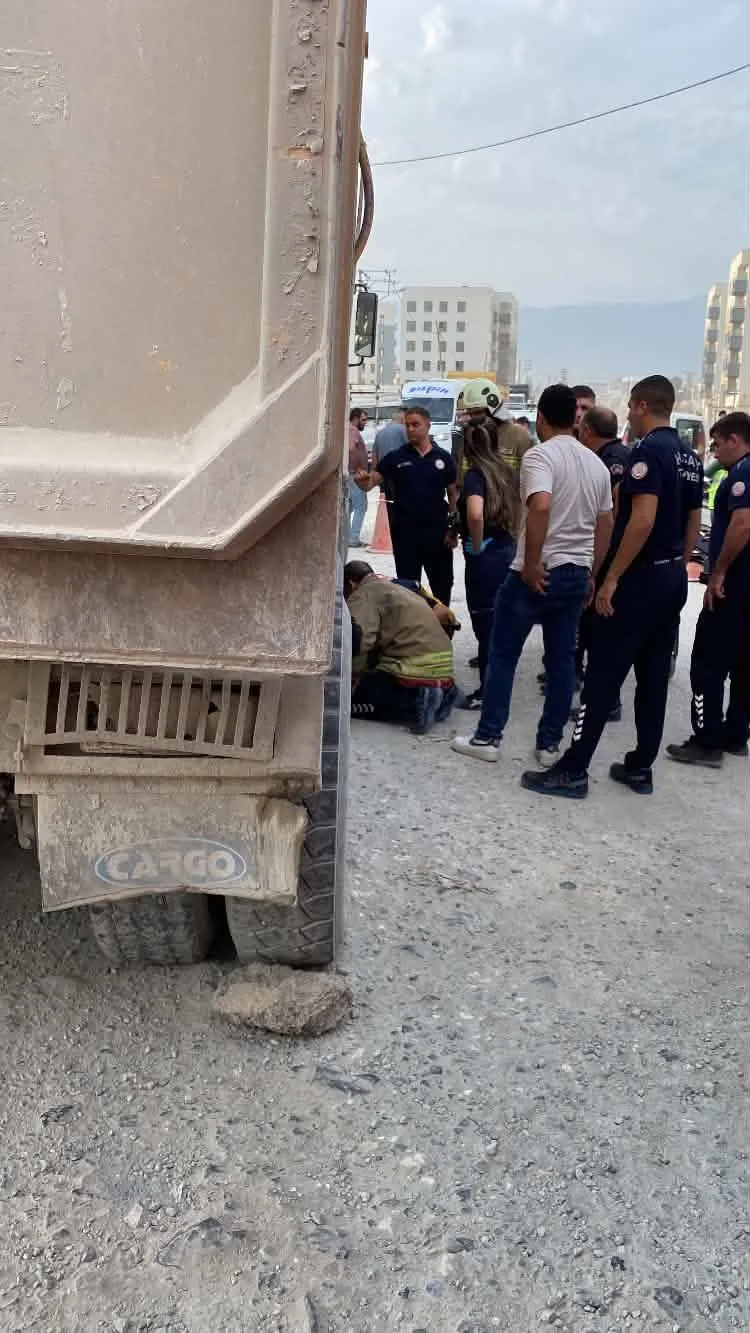 Hafriyat kamyonuyla çarpışan motosikletin sürücüsünün öldüğü kaza kamerada