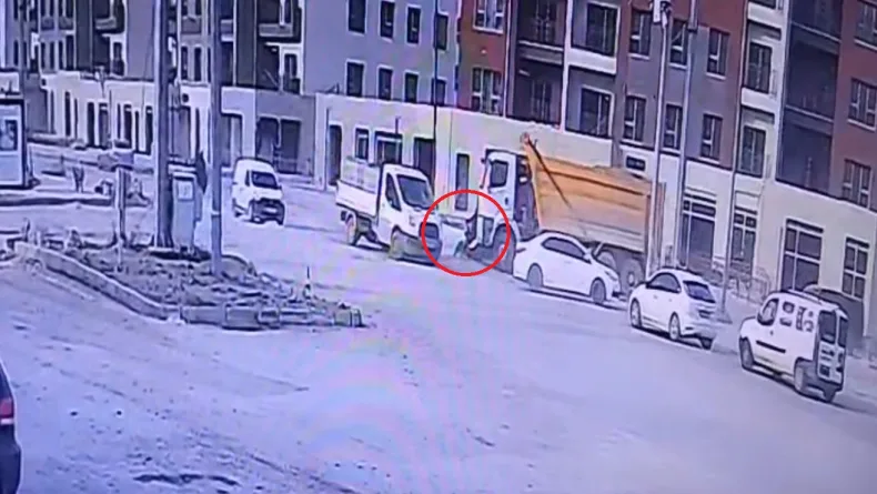 Hafriyat kamyonuyla çarpışan motosikletin sürücüsünün öldüğü kaza kamerada