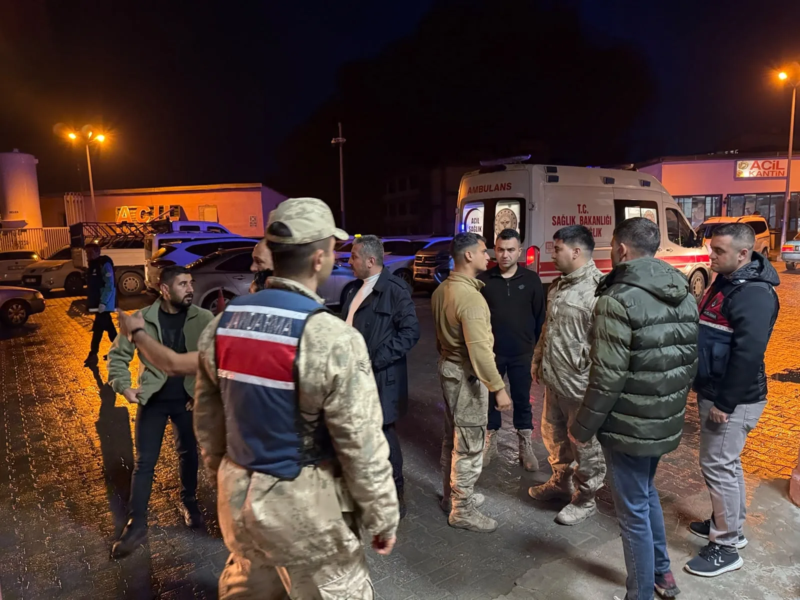 Hakkari’de kaçak göçmenleri taşıyan minibüs dereye yuvarlandı: 20 yaralı